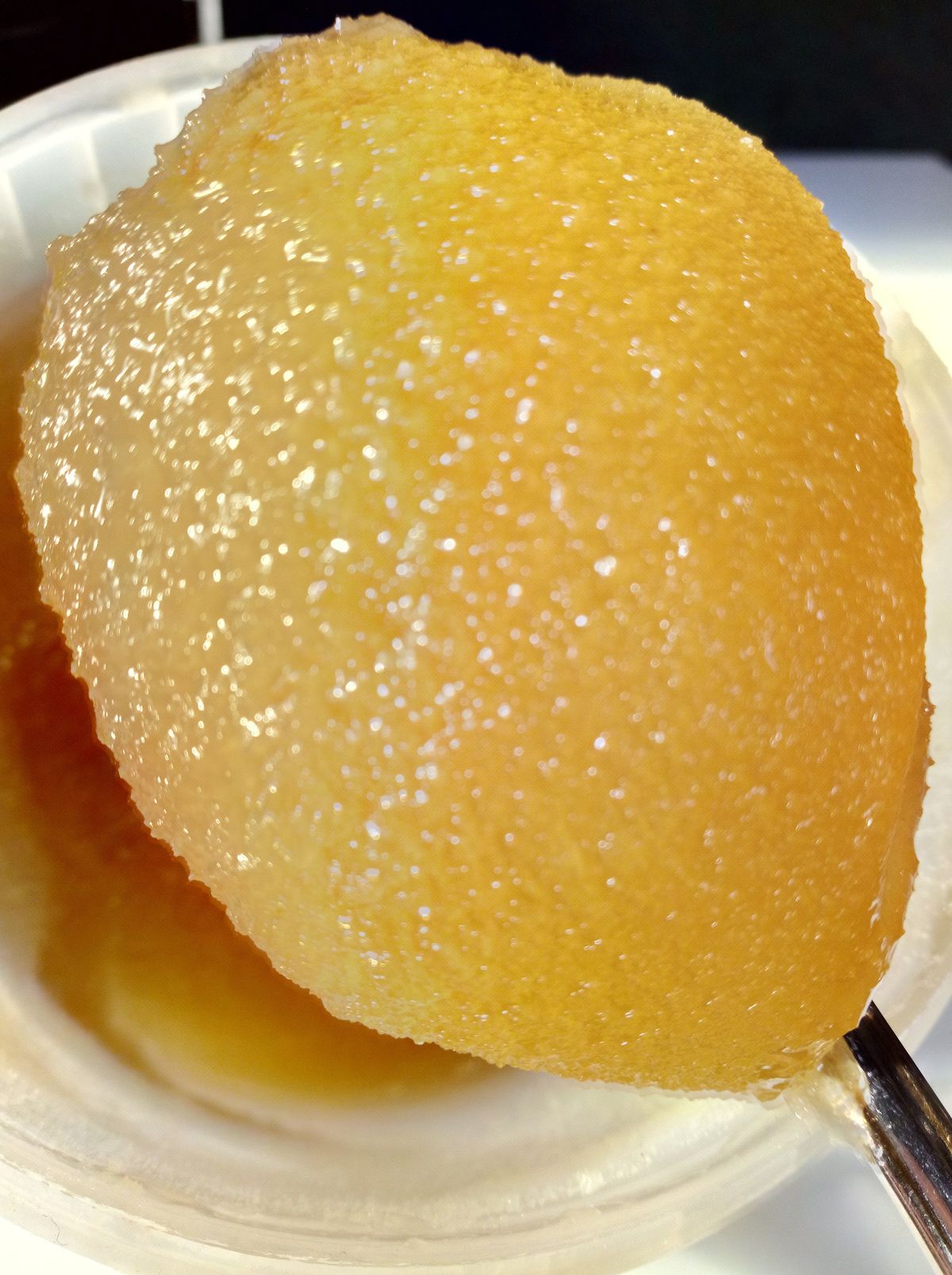 Miel cruda cristalizada en una cuchara